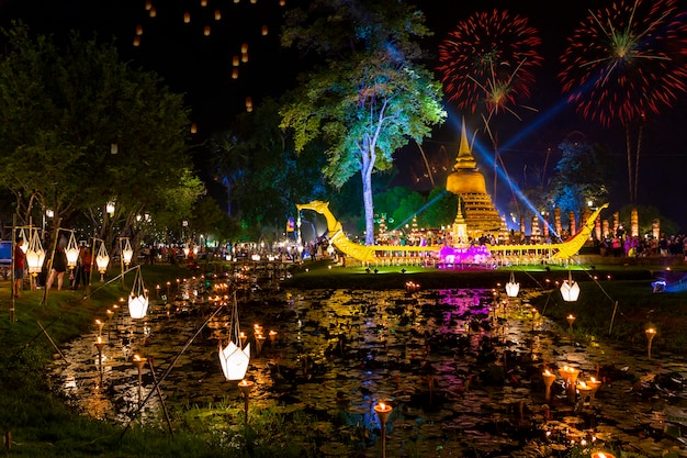 Schöne Feuerwerksreflexion über alter Pagode Loy Krathong Festival Sukhothai Thailand Amazing Historic Town. Bunt, Stadt.