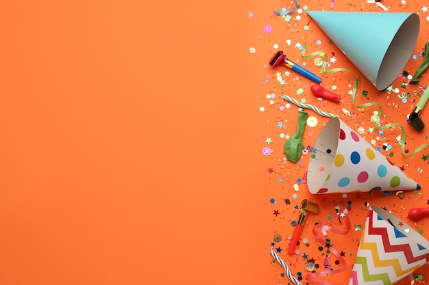 Schöne flache Lay-Komposition mit festlichen Gegenständen auf orangefarbenem Hintergrund Platz für Text Überraschungsparty-Konzept