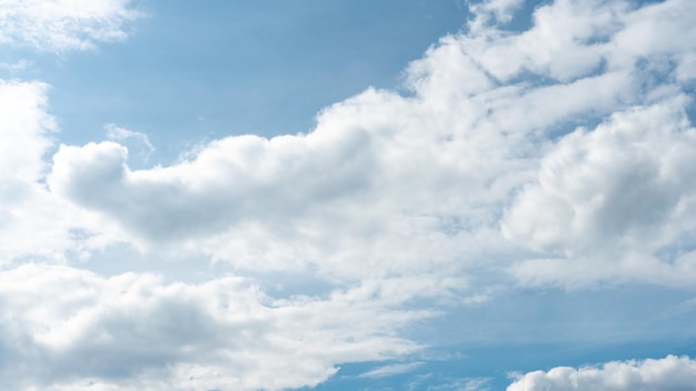 Schöne flauschige Wolken am Abendhimmel Das Sonnenlicht gibt ein Seitenlicht auf die Wolken Wolken vor Regen