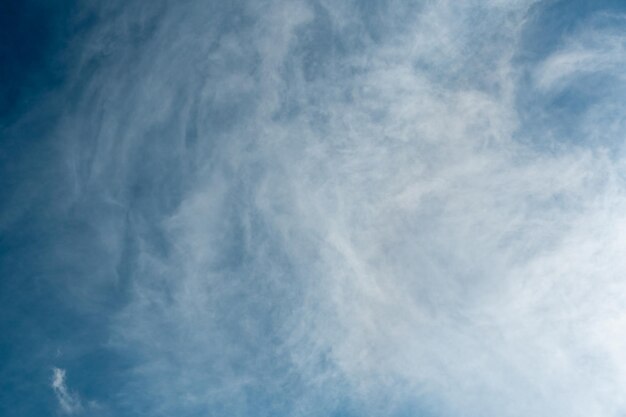 Schöne flauschige Wolken am Abendhimmel Das Sonnenlicht gibt ein Seitenlicht auf die Wolken Wolken vor Regen