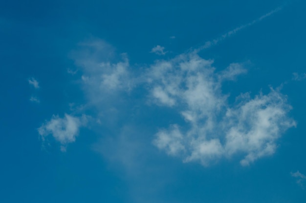 Schöne flauschige Wolken am blauen Himmel