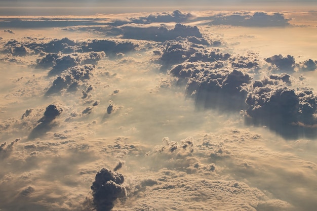 Schöne flauschige Wolken aus dem Fenster des Flugzeugs