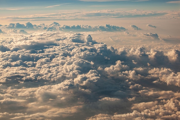 Schöne flauschige Wolken aus dem Fenster des Flugzeugs