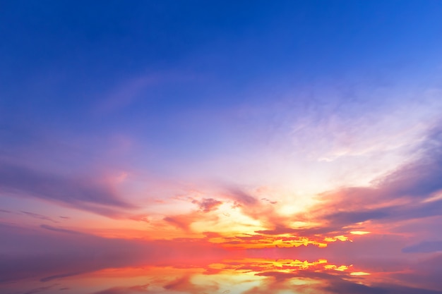 Schöne flauschige Wolken mit Abendsonnenuntergang