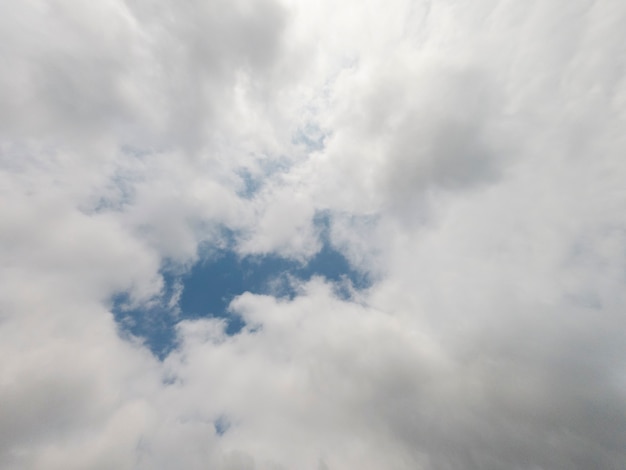 Schöne flauschige Wolken und blauer Himmel