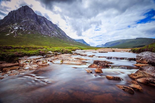 Schöne Flusslandschaft Landschaft in Glen Coe Schottisches Hochland Schottland