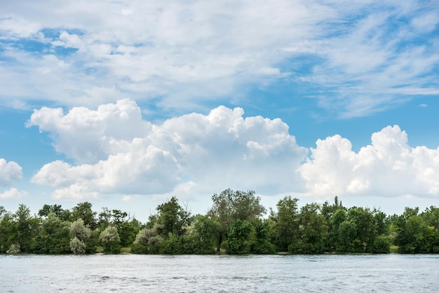 Schöne Flusslandschaft mit voluminösen Wolken