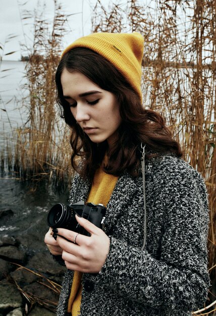 Schöne Fotograffrau im Herbst