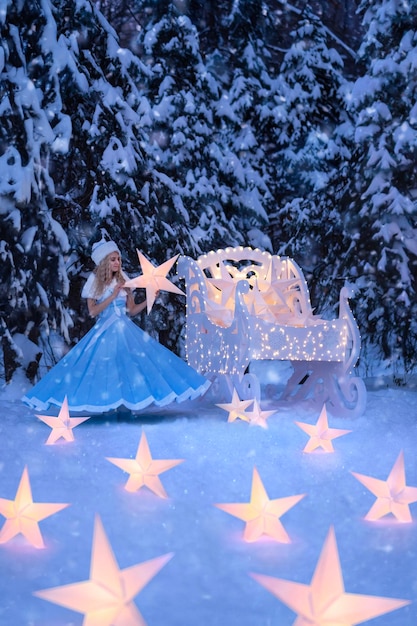 Foto schöne frau als schneewittchen mit schlitten und sternen