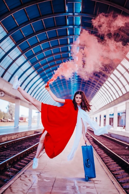 Schöne Frau am Bahnhof