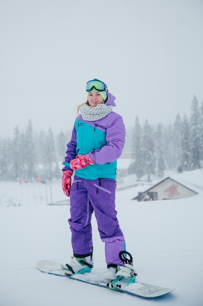 schöne Frau am Berg auf Snowboard