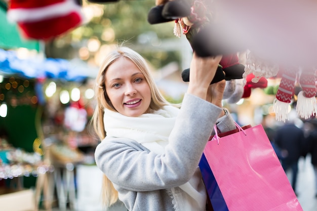 Schöne Frau am Weihnachtsmarkt