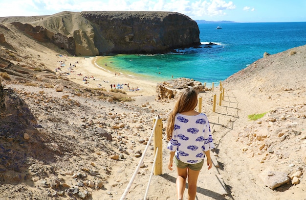 Foto schöne frau an einem tropischen strand