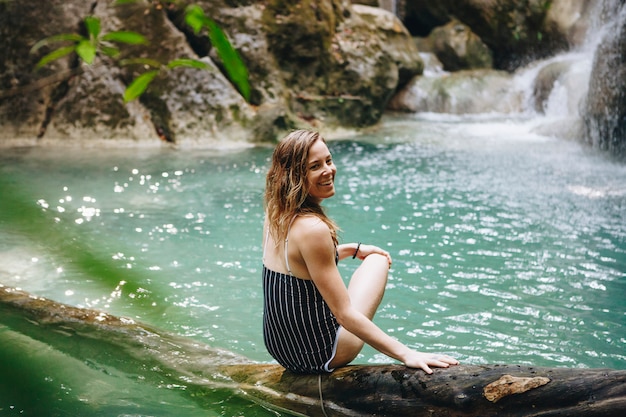 Schöne Frau an einem Wasserfall