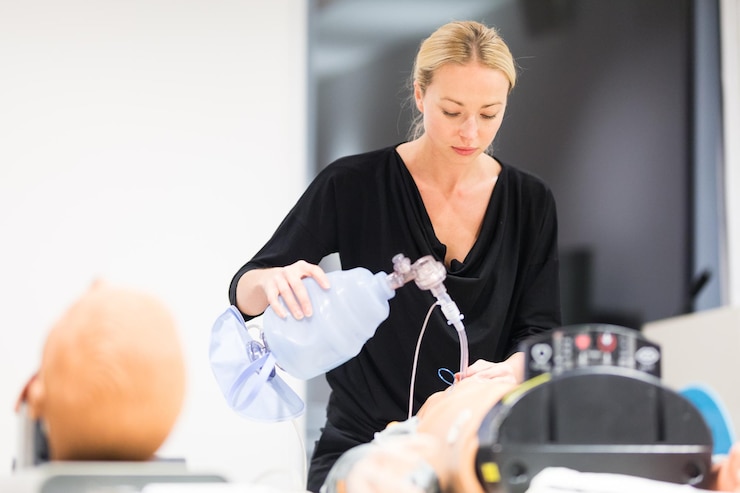 Foto schöne frau arbeitet im krankenhaus