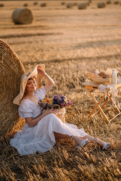 Schöne Frau auf einem gemähten Feld