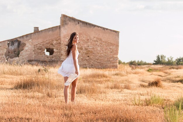 Schöne Frau auf einem weißen Kleid