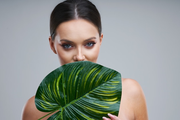 schöne Frau auf grauem Hintergrund