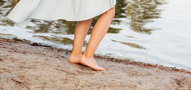 Schöne Frau Beine am Strand.