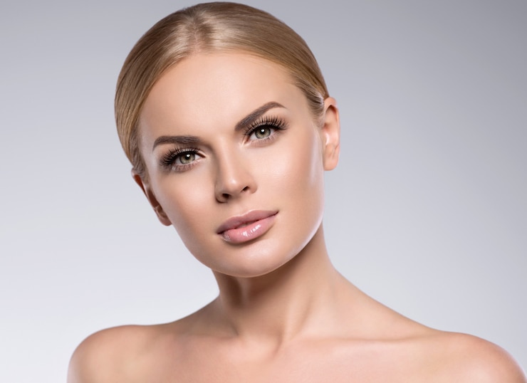 Foto schöne frau blond mit natürlichem make-up des langen haares und gesundem hautkosmetikkonzept. studioaufnahme.