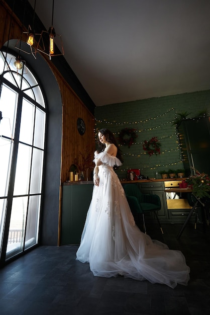 Schöne Frau Braut im weißen Hochzeitskleid romantischen Blick Frau Ruhe Fabelhafte Prinzessin elegante Dame mit langen Haaren Innenhintergrund im Loft-Stil