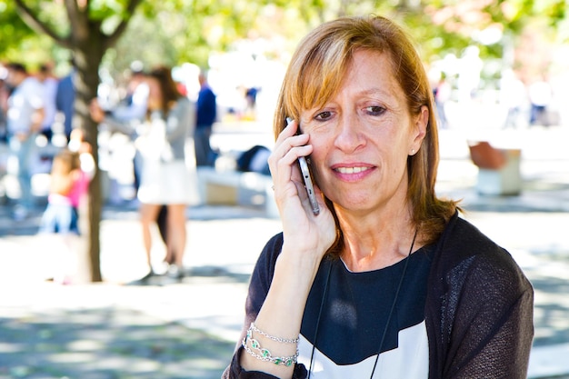 Foto schöne frau, die am handy spricht