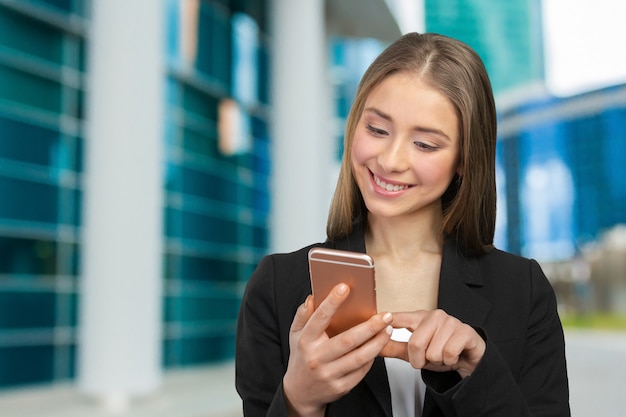 Schöne Frau, die an ihrem Handy simst