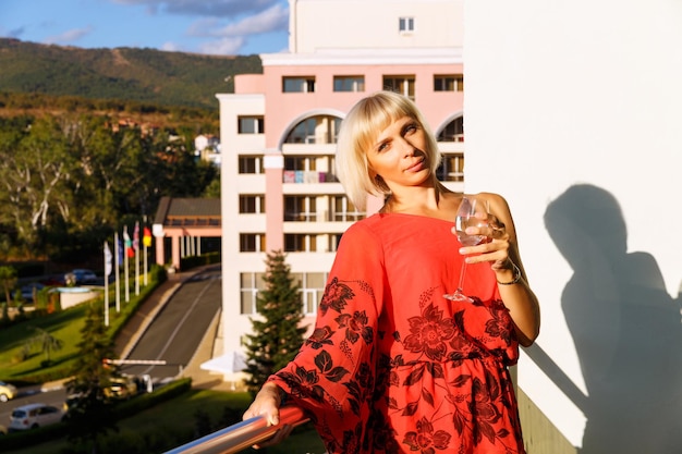 Schöne Frau, die auf dem Balkon steht