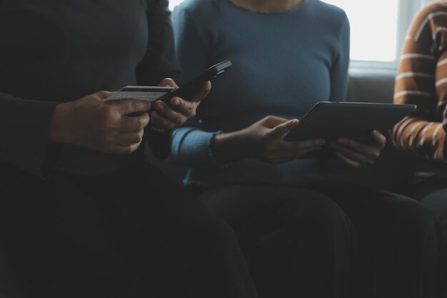 Schöne Frau, die auf einem Freien sitzt und am Laptop verwendet Frau und Freund, die Spaß mit neuer Technologie haben und online am Ort im Freien einkaufen