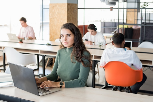 Schöne Frau, die bei der Arbeit aufwirft