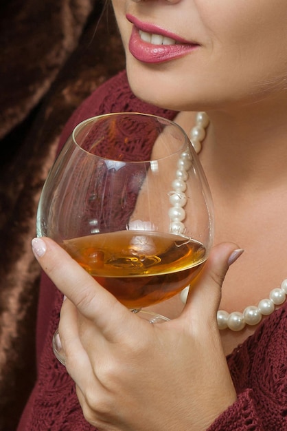 Schöne Frau, die Cognac trinkt