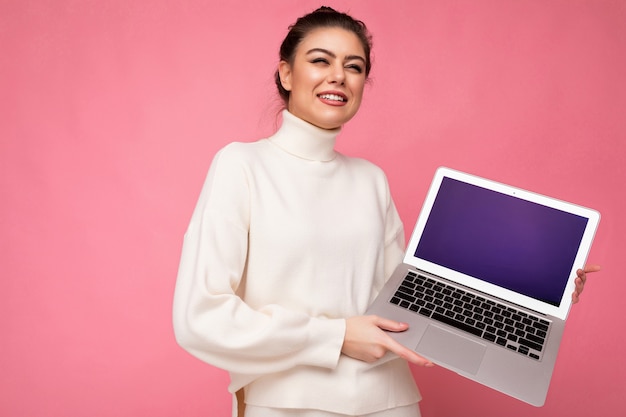 Schöne Frau, die Computer-Laptop hält