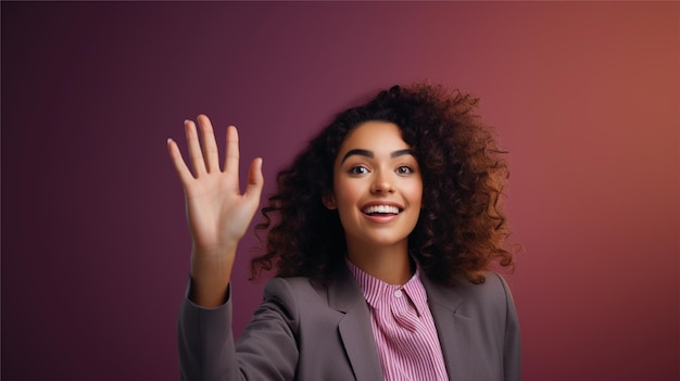 schöne Frau, die die Hand mit farbigem Hintergrund hebt