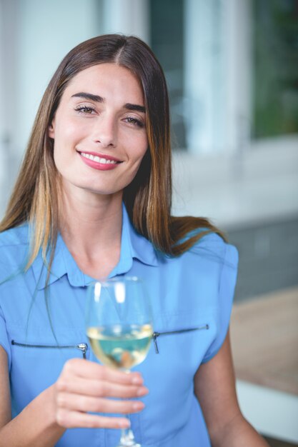 Schöne Frau, die ein Glas Wein anhält