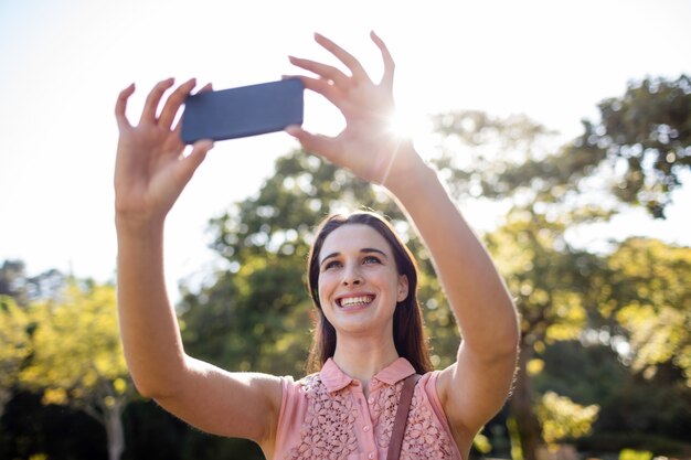 Schöne Frau, die ein Selfie nimmt