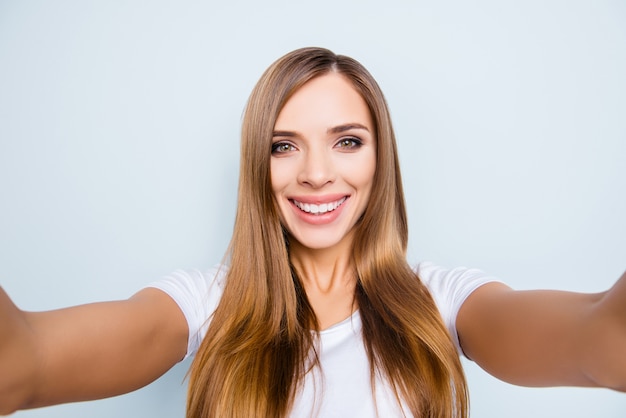 Schöne Frau, die ein Selfie nimmt