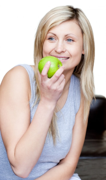 Schöne Frau, die einen Apfel isst