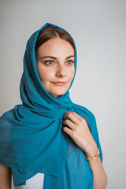 Schöne Frau, die einen blauen Hijab trägt