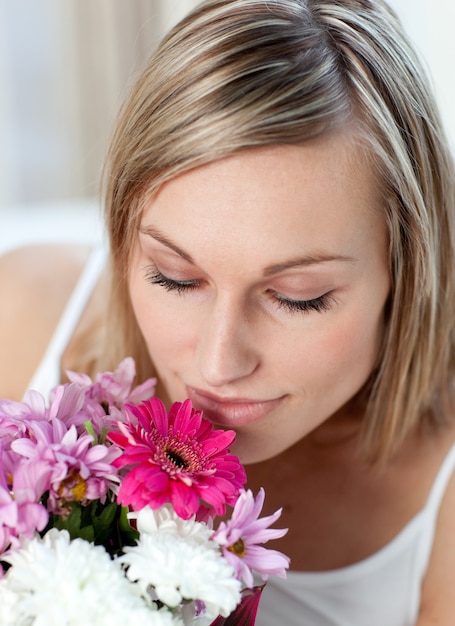 Schöne Frau, die einen Blumenstrauß riecht