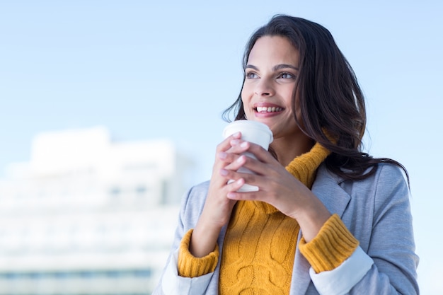 Schöne Frau, die einen Kaffee trinkt