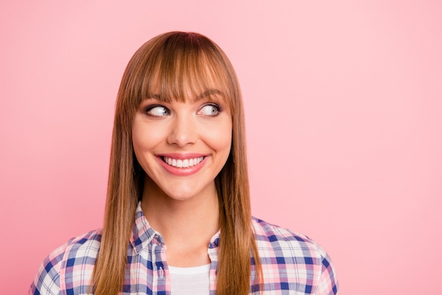 Schöne Frau, die gegen die rosa Wand aufwirft