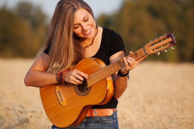 Schöne Frau, die Gitarre spielt