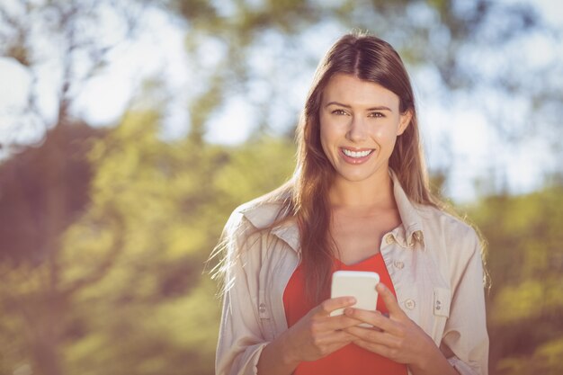 Schöne Frau, die Handy verwendet