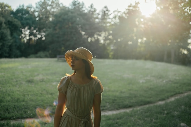 Schöne Frau, die im Park steht und wegschaut