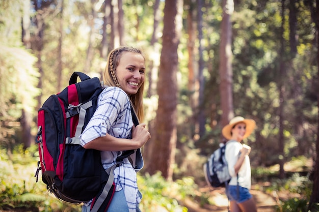 Schöne Frau, die im Wald geht