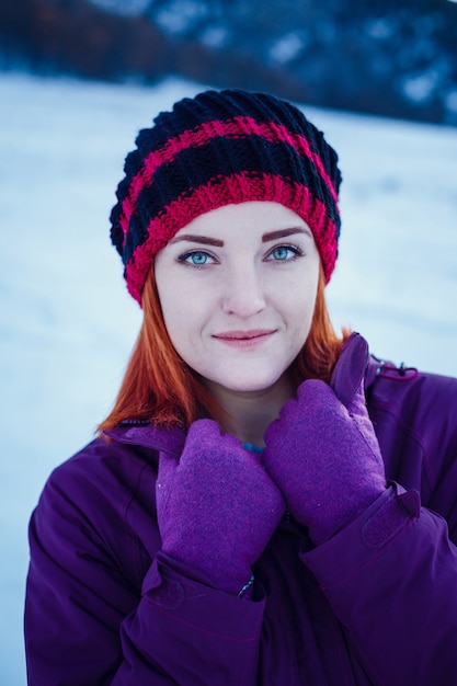 Schöne Frau, die im Winter aufwirft