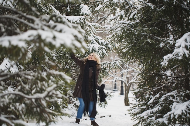 Schöne Frau, die im Winter in der Stadt aufwirft