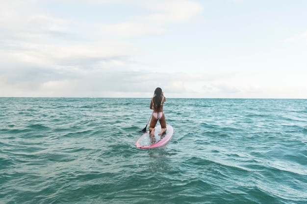 Schöne Frau, die in Hawaii surft