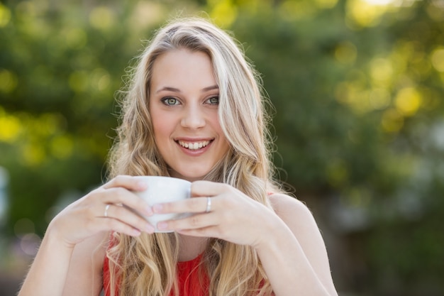 Schöne Frau, die Kaffee trinkt