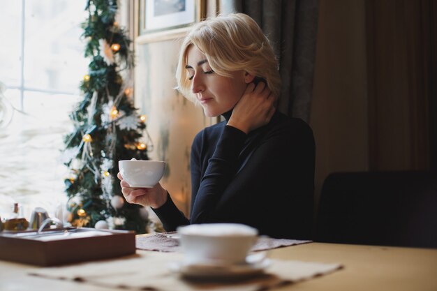 Schöne Frau, die Kaffee trinkt